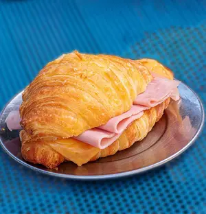 Croissant Con Jamón Y Queso