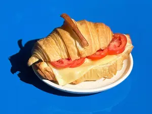Croissant con queso y tomate