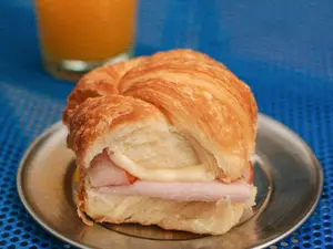 Medialuna Con Lomito Y Queso