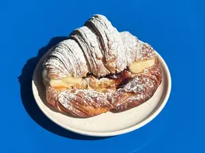 Medialuna pastelera y frutos