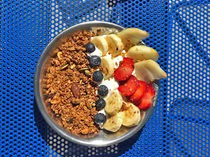 Yogur con granola y frutas