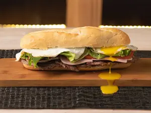 Lomito completo y papas fritas