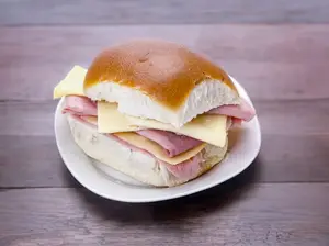 Pebete jamón y queso