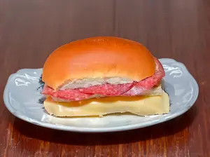 Pebete queso y salame