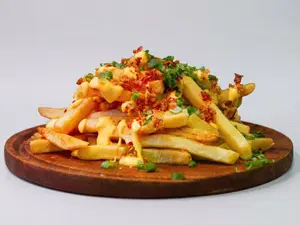 Porción de papas fritas con queso cheddar y bacon