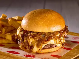Hamburguesa fugazzeta simple con papas