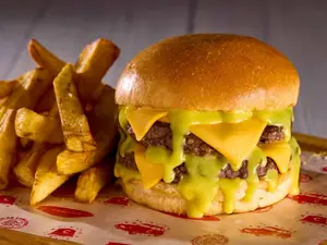 Hamburguesa mostaza y miel simple con papas