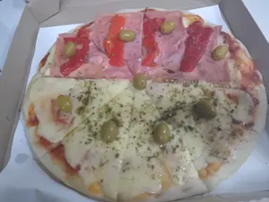 Mitad mozzarella y mitad jym