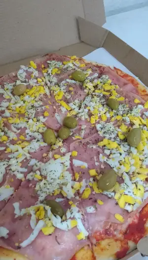 Pizza de jamón y huevo