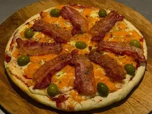 Muzza, chedar y panceta