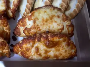 Empanada cuatro quesos gratin