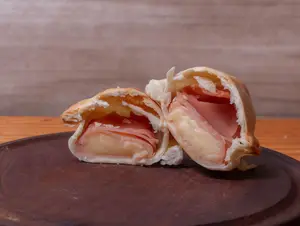 Empanada de jamón y queso