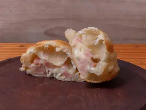 Empanada de jamón y roquefort