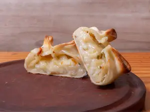 Empanada de queso y cebolla