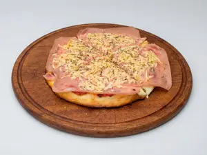 Pizza chica provolone y jamón