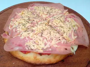Pizza grande provolone y jamón