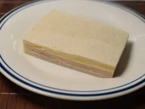 Sándwich de jamon y queso miga
