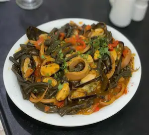 Fideos negros con mariscos