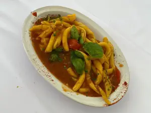 Fusiles caseros con tuco y pesto