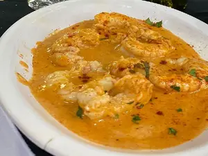 Gambas con crema de ajo