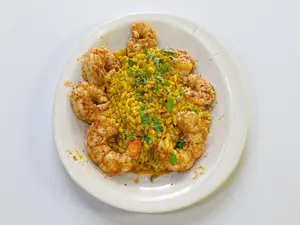 Gambas con timbal de arroz