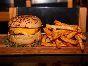 Lobo cheeseburger