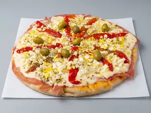 Pizza de jamón, morrón y huevo duro