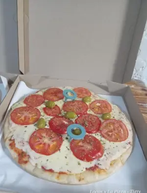 Pizza de jamón, tomate y huevo duro