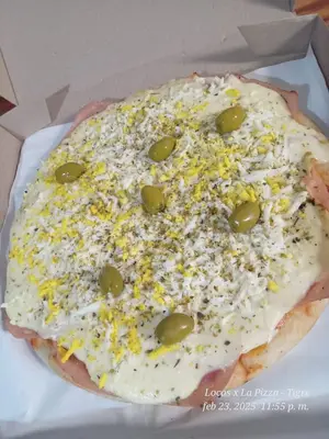 Pizza de jamón y huevo duro