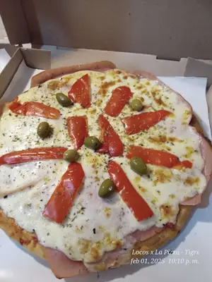 Pizza de jamón y morrones