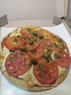 Pizza de jamón y tomate