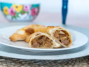 Empanada horno carne cuchillo