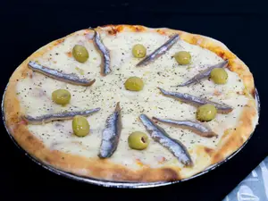 Pizza anchoas (8 porciones)