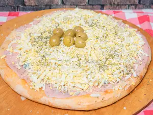 Pizza con jamón y huevo duro