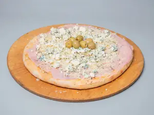 Pizza con jamón y roquefort