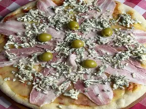 Pizza con panceta al roquefort