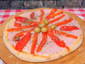 Pizza jamón y morrones