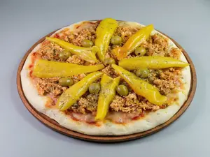 Pizza pollo y ajíes en vinagre