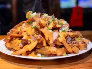 Papas fritas cheddar y panceta