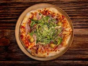 Pizza con rúcula y jamón crudo
