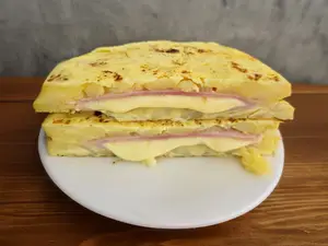 Tortilla rellena con j y q