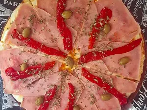 Pizza Con Jamón Y Morrones