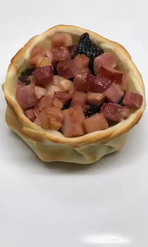 Canastita panceta y ciruelas