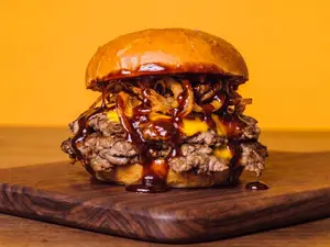 Crispy bbq doble + papas
