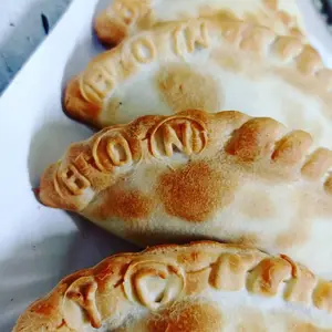 Empanada salchicha y cheddar
