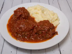 Albóndigas en salsa con puré