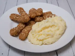 Bastoncitos de pollo con puré