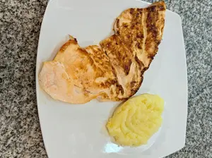 Suprema grillada c/puré papas
