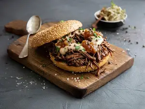 Bagel de carne mechada