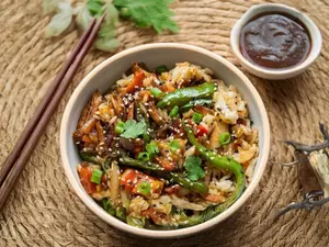 Wok de arroz y pollo